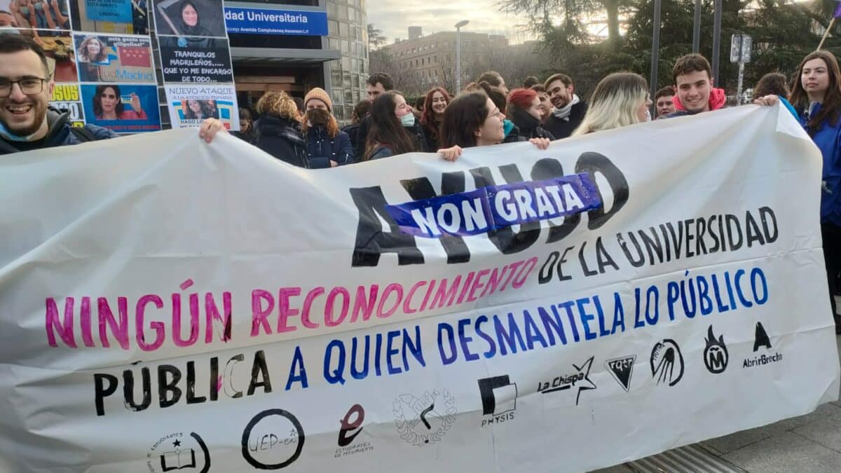 La Complutense recibe a Ayuso con decenas de estudiantes de izquierdas al grito de "fascista" y "asesina"