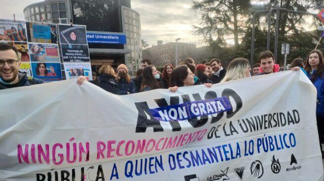 La Complutense recibe a Ayuso con decenas de estudiantes de izquierdas al grito de "fascista" y "asesina" La Complutense recibe a Ayuso con decenas de estudiantes de izquierdas al grito de "fascista" y "asesina"