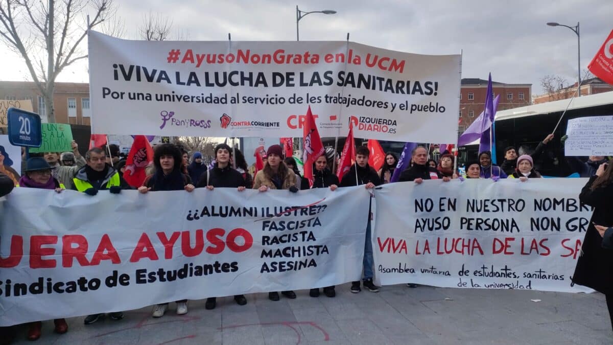 La Complutense se blinda para recibir a Ayuso mientras los estudiantes se manifiestan a grito de "fascista" y "asesina"