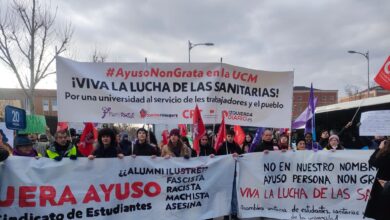 La Complutense recibe a Ayuso con decenas de estudiantes de izquierdas al grito de "fascista" y "asesina"