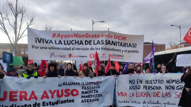 La Complutense se blinda para recibir a Ayuso mientras los estudiantes se manifiestan a grito de "fascista" y "asesina"