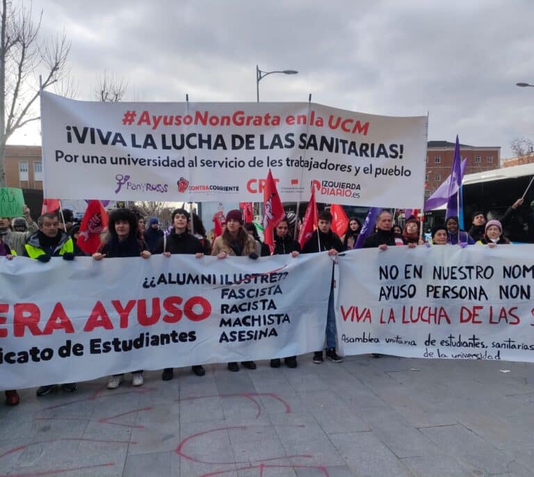 La Complutense recibe a Ayuso con decenas de estudiantes de izquierdas al grito de "fascista" y "asesina"