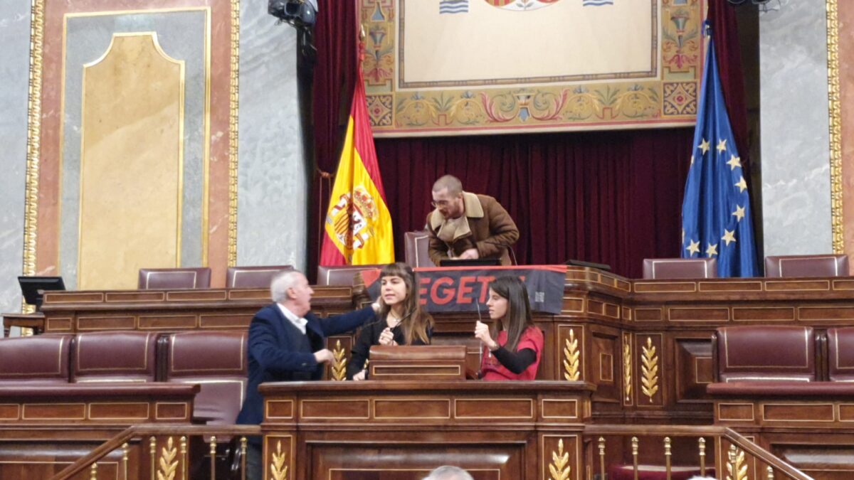 Los activistas que entraron en el Prado burlan la seguridad del Congreso e intentan pegarse al atril