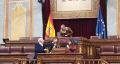 Los activistas que entraron en el Prado burlan la seguridad del Congreso e intentan pegarse al atril