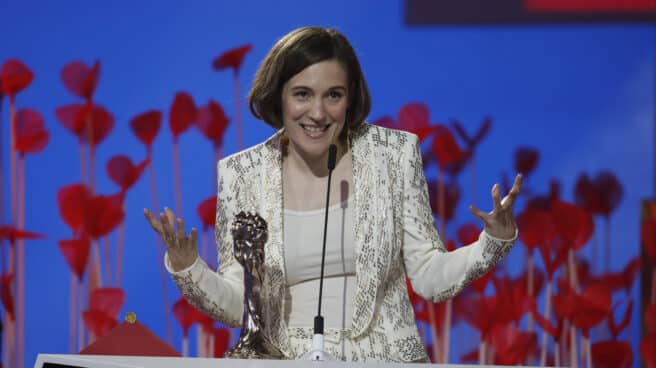 La directora Carla Simón recibe el premio a la Mejor Dirección por "Alcarrás", durante la gala de la XV edición de los Premios Gaudí de la Academia del Cine Catalán celebrada este domingo en la Sala Oval del MNAC, en Barcelona.
