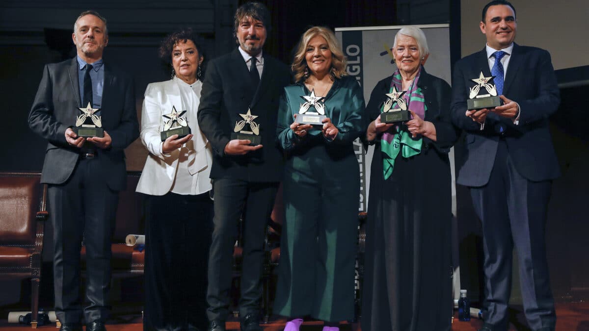 La cantante del grupo 'Mocedades', Izaskun Uranga (2d) junto al resto de los integrantes del grupo posan con el premio Estrella del Siglo que el Instituto Latino de la Música concede al grupo en reconocimiento de la amplia trayectoria en la música hispanoamericana.