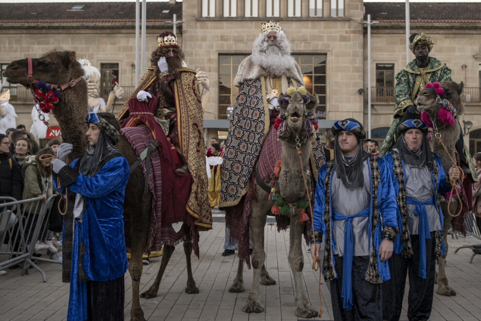 Los Reyes Magos, a lomos de unos dromedarios, durante la cabalgata de Reyes Magos celebrada este jueves en las calles de Ourense. 