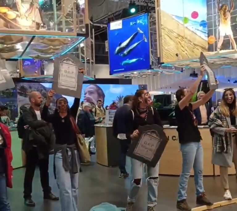 Activistas irrumpen en Fitur contra el turismo en Canarias