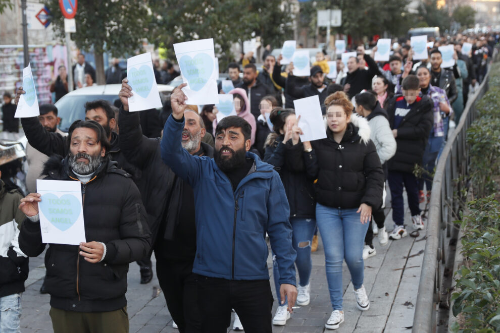El padre del niño desaparecido encabeza la manifestación de la Sociedad Gitana Española en Madrid.