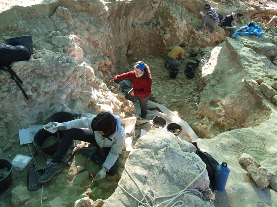 Arqueólogos trabajando entre los restos hallados.