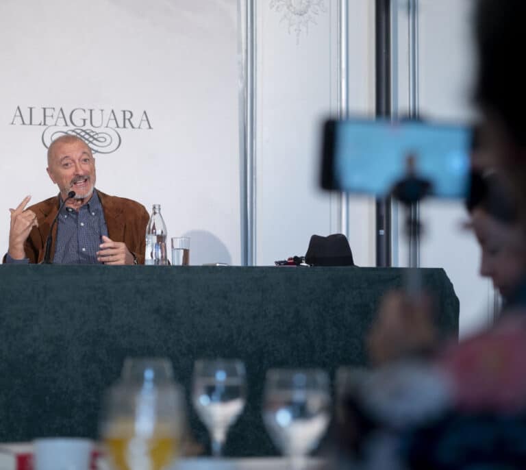 La polémica en Twitter con Pérez-Reverte, la Toma de Granada y un diputado "profe de la pública"