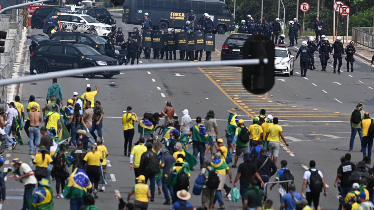 Manifestantes se enfrentan a la policía en Brasilia.