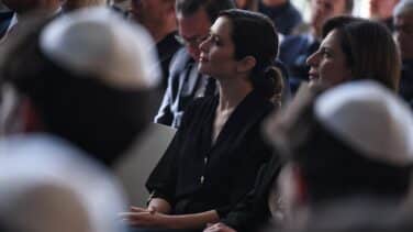 Las encuestas de Ayuso para alcanzar la mayoría absoluta pasan por laminar a Podemos