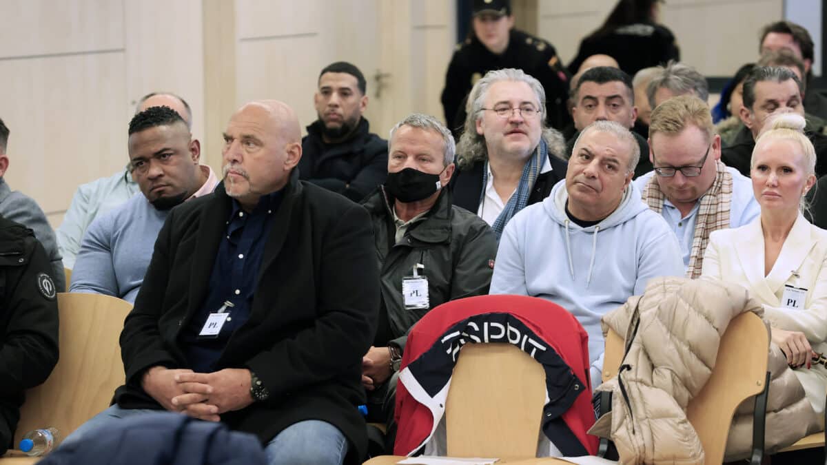 Frank Hanebuth (2i), considerado líder de los Hells Angels Motor Club en Hannover (Alemania), durante el juicio que este lunes