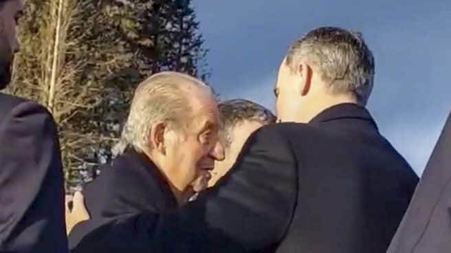 Felipe VI abraza al rey emérito Juan Carlos I en el entierro de Constantino de Grecia.