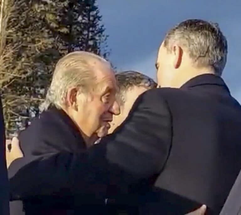 Así se despidió el Rey Felipe VI de su padre tras el funeral de Constantino de Grecia