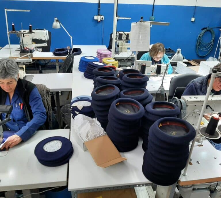 Elosegui, la boina vasca de moda entre mujeres y ejércitos de todo el mundo