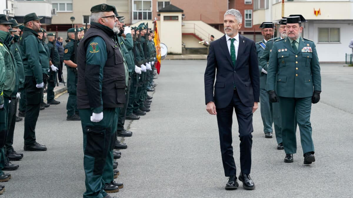 El ministro del Interior, Fernando Grande Marlaska pasa revista durante un acto de la Guardia Civil.