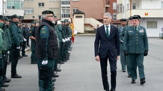 El ministro del Interior, Fernando Grande Marlaska pasa revista durante un acto de la Guardia Civil.