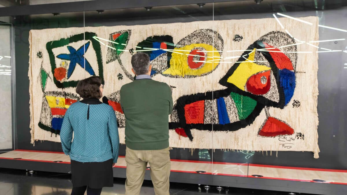 El tapiz que Joan Miró creó para el CaixaForum llega a su sede en Madrid