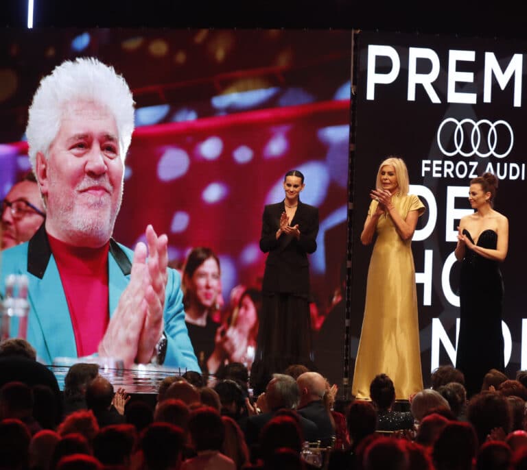 'As bestas' gana el Feroz a la mejor película dramática, Carla Simón a la mejor dirección y Almodóvar el de Honor