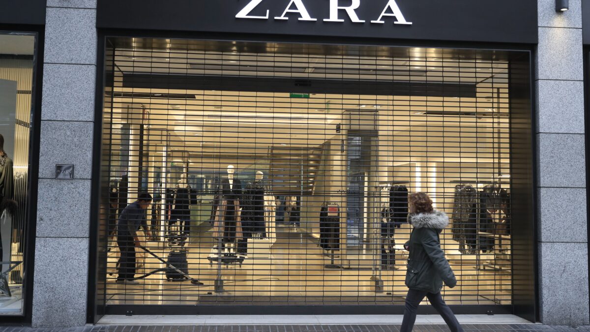 Vista de una tienda de Zara, que pertenece al grupo Inditex, antes de su apertura en Madrid
