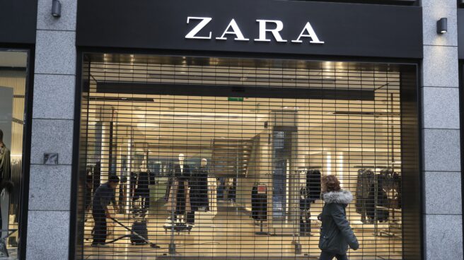 Zara denuncia a una empresa estadounidense por vender su ropa como propia a precios hasta siete veces más caros Vista de una tienda de Zara, que pertenece al grupo Inditex, antes de su apertura en Madrid