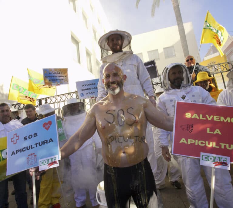 La sospechosa miel ucraniana que arruina a los apicultores en España: "Es imposible que compitamos"