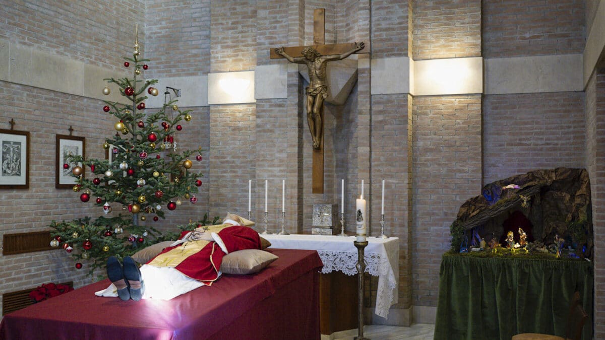 Capilla ardiente de Benedicto XVI en el Vaticano.