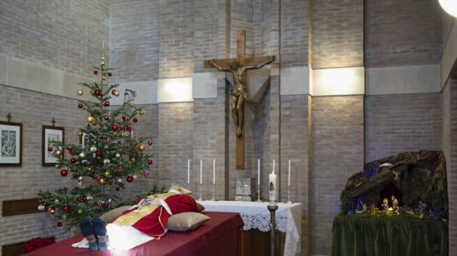 Capilla ardiente de Benedicto XVI en el Vaticano. Capilla ardiente de Benedicto XVI en el Vaticano.