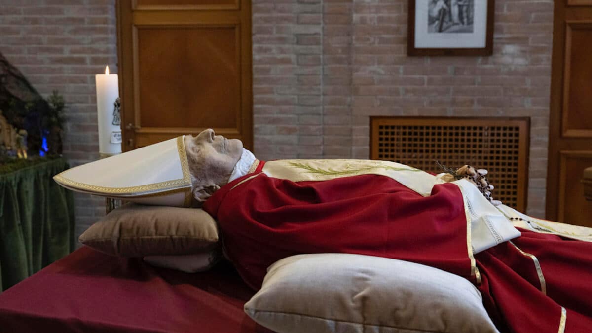 Imagen facilitada del papa emérito Benedicto XVI en su capilla ardiente en el Vaticano.