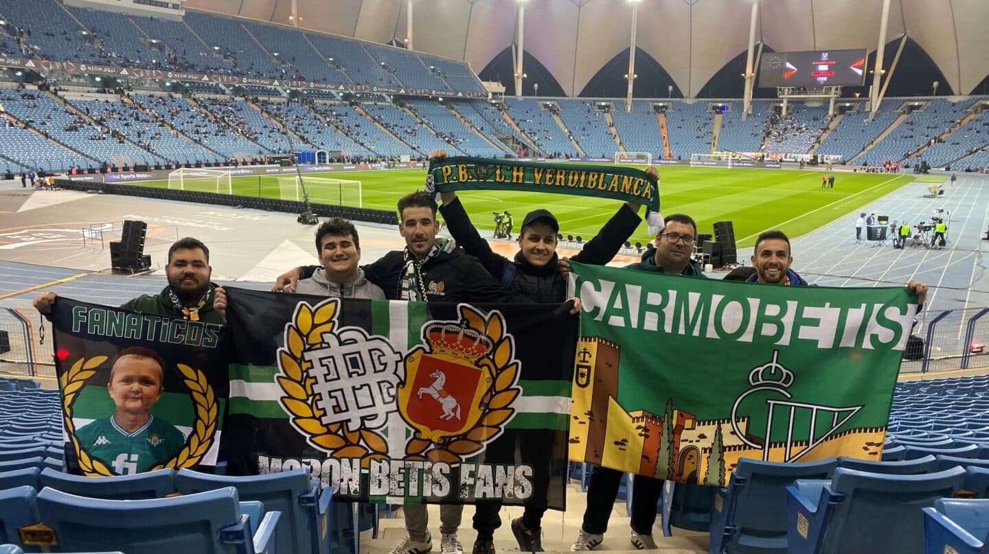 (I-D) Dioni, Blate, Pau, Marc, Manolo y Capi en el King Fahd International Stadium antes del Real Madrid-Valencia de la Supercopa de España