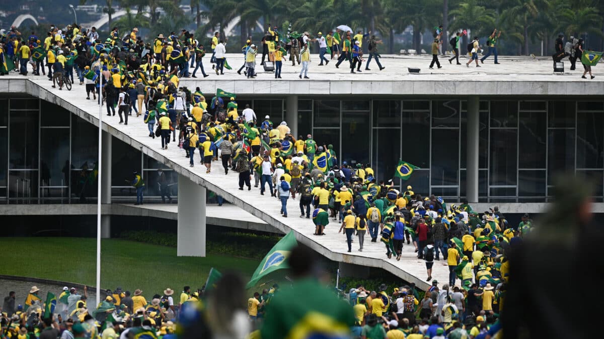 Seguidores de Jair Bolsonaro irrumpen en la sede del Congreso en Brasilia.