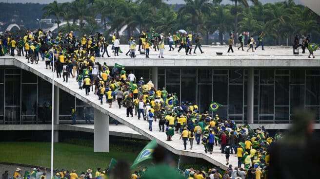 Seguidores de Jair Bolsonaro irrumpen en la sede del Congreso en Brasilia.
