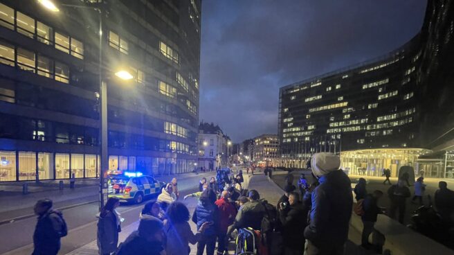 Detienen a un hombre en Bruselas tras apuñalar a un joven en el metro Imagen de las autoridades auxiliando al joven herido por el atacante
