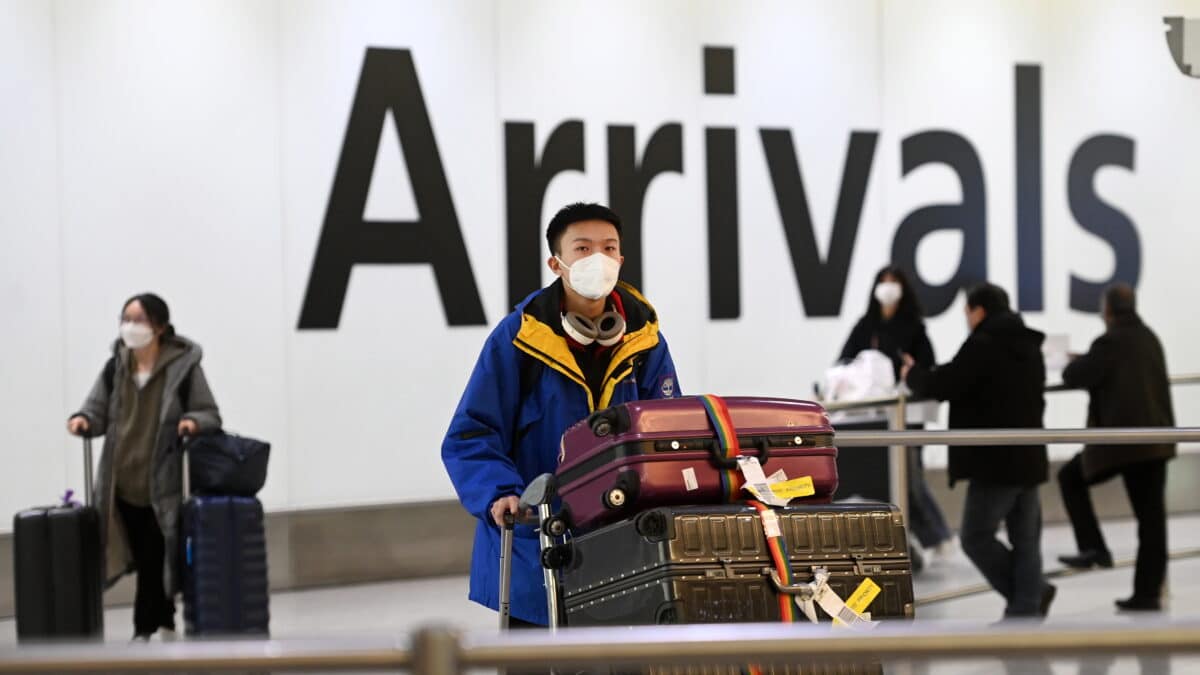 Personas que viajan desde China llegan al aeropuerto de Heathrow en Londres, Gran Bretaña