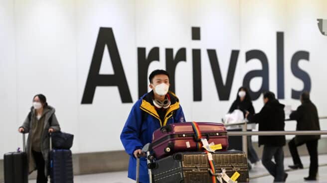 Personas que viajan desde China llegan al aeropuerto de Heathrow en Londres, Gran Bretaña