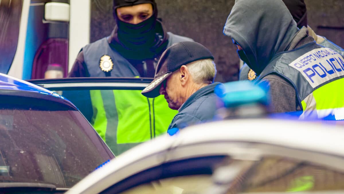 Momento de la detención de Pompeyo G. P., acusado de enviar material pirotécnico en sobres al presidente del Gobierno y a la embajada de Ucrania (Efe)