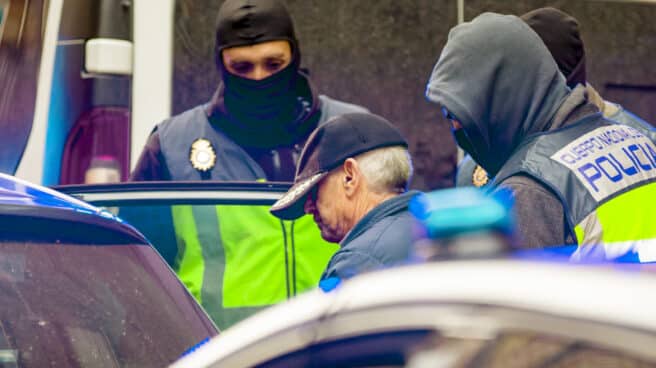 Momento de la detención de Pompeyo G. P., acusado de enviar material pirotécnico en sobres al presidente del Gobierno y a la embajada de Ucrania (Efe). Momento de la detención de Pompeyo G. P., acusado de enviar material pirotécnico en sobres al presidente del Gobierno y a la embajada de Ucrania (Efe)