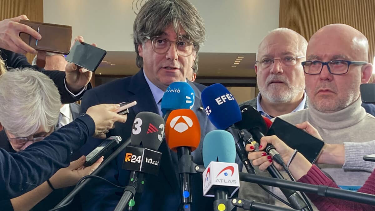 Puigdemont, junto a su abogado, Gonzalo Boye, en Bruselas.