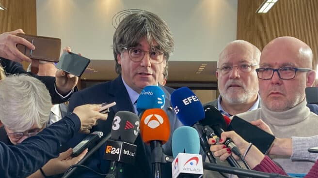 Puigdemont, junto a su abogado, Gonzalo Boye, en Bruselas.