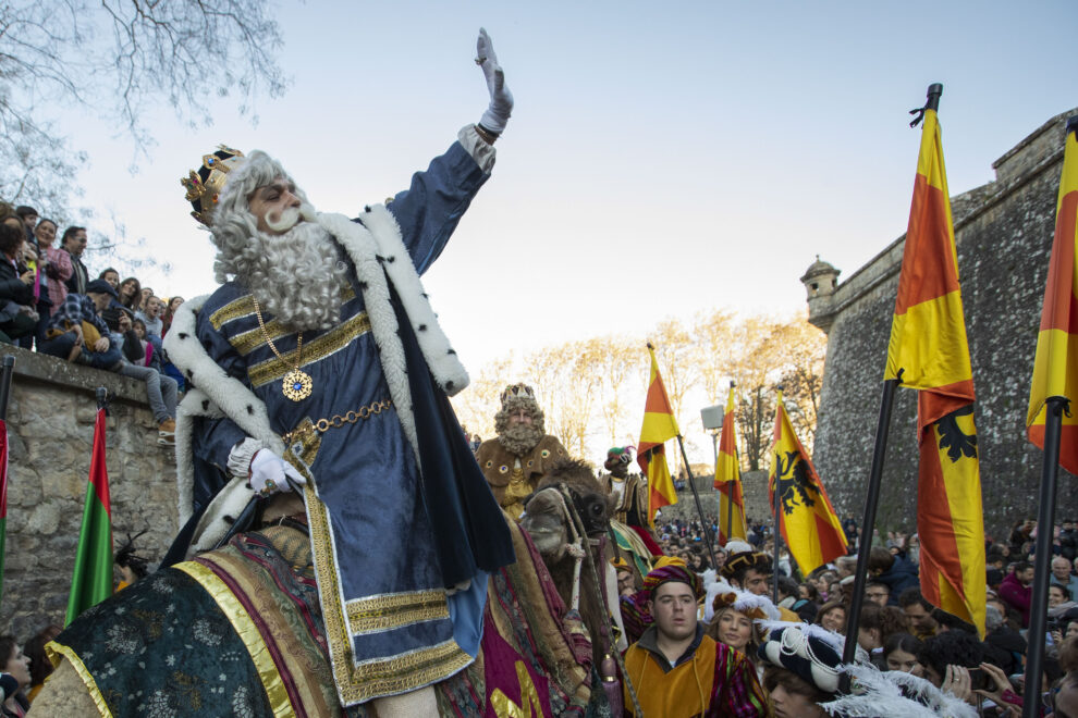 Miles de niños y niñas, acompañados de sus familias, esperaban ansiosos e ilusionados la llegada de sus Majestades los Reyes Magos de Oriente a Pamplona. Melchor, Gaspar y Baltasar han cruzado el puente de la Magdalena y han rodeado la muralla que envuelve al casco histórico de la ciudad