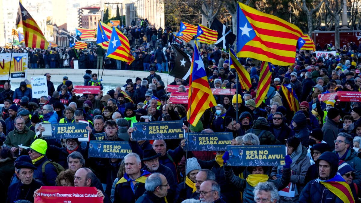 Manifestación convocada por el independentismo, en una movilización unitaria frente al Museo Nacional de Arte de Cataluña contra la cumbre hispanofrancesa este jueves en Barcelona.