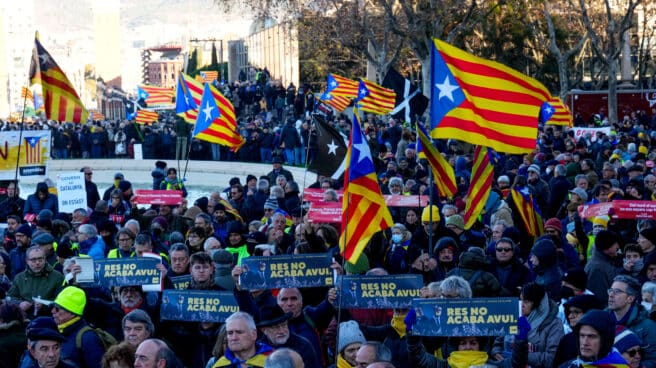 Manifestación convocada por el independentismo, en una movilización unitaria frente al Museo Nacional de Arte de Cataluña contra la cumbre hispanofrancesa este jueves en Barcelona.