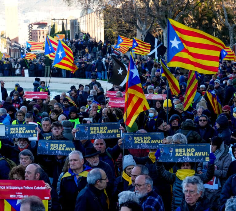 Pocos y mal avenidos: los independentistas pinchan es su manifestación contra la cumbre hispanofrancesa