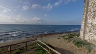 Hallan un cadáver decapitado y con las manos cortadas flotando en una playa de Marbella