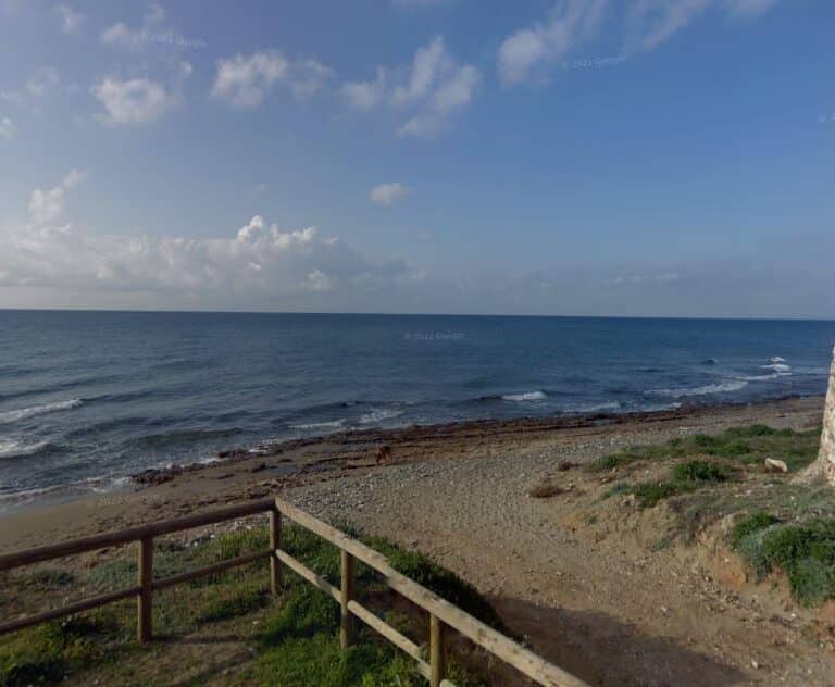 Hallan un cadáver decapitado y con las manos cortadas flotando en una playa de Marbella