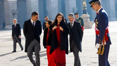 El look de Letizia en la Pascua Militar: vestido largo de 2013 y capa de Carolina Herrera