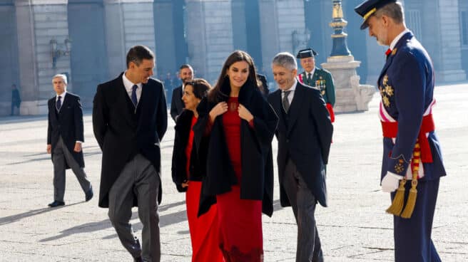 Letizia, con capa de Carolina Herrera, llega a los actos de la Pascua Militar 2023. Letizia, con capa de Carolina Herrera, llega a los actos de la Pascua Militar 2023.