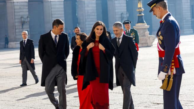 Letizia, con capa de Carolina Herrera, llega a los actos de la Pascua Militar 2023.